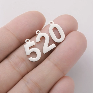 Polierte Edelstahl-Zahlenanhänger 520 für DIY-Schmuck in der Hand präsentiert