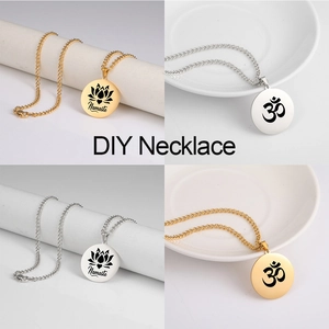 Collier lotus en acier poli avec gravures Namaste et Om en finitions or et argent