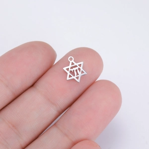 Vue rapprochée du pendentif hexagramme en acier argenté avec gravure hébraïque précise