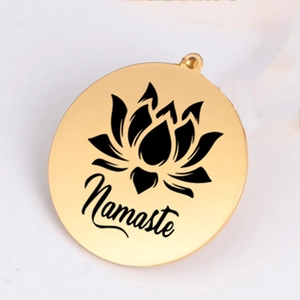 Pendentif lotus Namaste en acier inoxydable doré pour création de bijoux DIY sur fond blanc