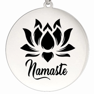 Détail du pendentif yoga en acier inoxydable argenté avec lotus et gravure Namaste