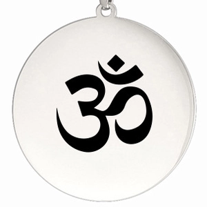 Détail du pendentif yoga lotus rond en acier inoxydable avec symbole Om gravé