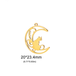 Dettaglio del ciondolo luna e gatto in acciaio inossidabile dorato 18K da 20x23,4 mm