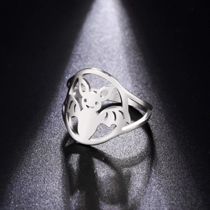 Detailansicht eines silbernen hohl geschnittenen Fledermaus-Rings aus Edelstahl auf Schwarz