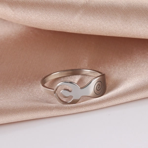 Vue détaillée de la déesse en argent et du motif spiralé sur une bague en acier