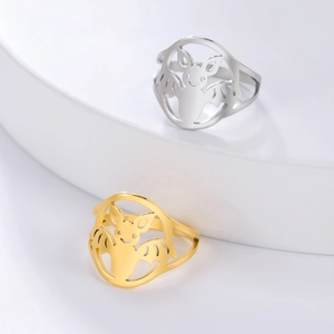 Minimalistische hohle Fledermaus-Ringe aus Edelstahl in Gold und Silber auf Podest