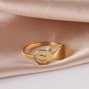 Bague spirale minimaliste en acier inoxydable plaqué or 18 carats sur tissu en soie rose
