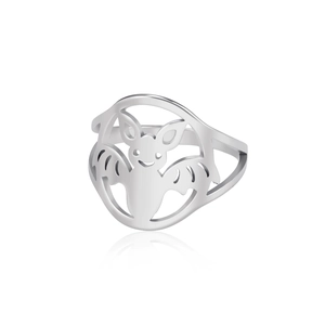 Makro-Detail des Fledermaus-Rings aus poliertem Edelstahl mit hohlem Metall-Design