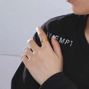 Bague spirale minimaliste en acier inoxydable plaqué or 18K avec design ajouré moderne