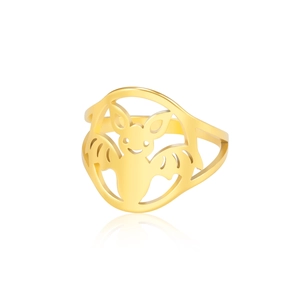 Detailansicht eines goldfarbenen Edelstahlrings mit hohlem Fledermaus-Design