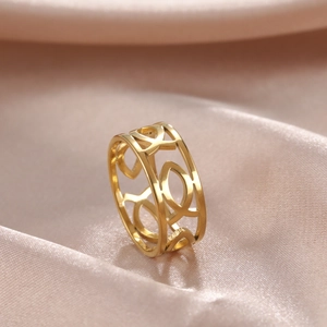 Anillo ancho dorado de acero inoxidable con diseños geométricos calados de peces
