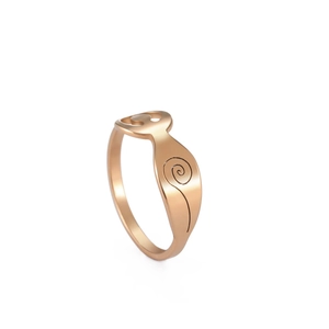 Bague en acier inoxydable or rose avec silhouette féminine et spirale sur l'anneau