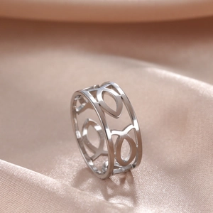 Anillo de acero inoxidable con diseño de peces calados en satén champán