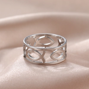 Anillo de acero inoxidable plateado pulido con diseño de pez Ichthys en seda rosa