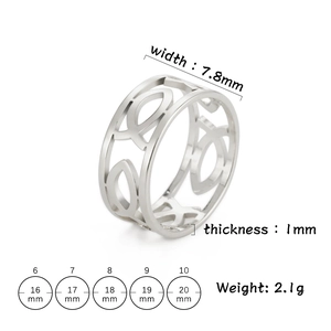 Anillo de acero inoxidable con calado de pez y 7,8 mm de ancho con tabla de tallas clara