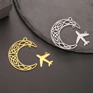 Detailansicht von 18K Gold und Silber Mond- und Flugzeuganhängern für DIY-Schmuck