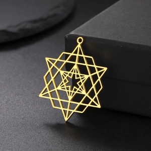 Pendentif hexagramme creux en acier titane plaqué or 18K sur un coffret noir