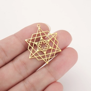 Vue détaillée d'un pendentif étoile hexagramme creux en or 18K montrant la taille et l'éclat