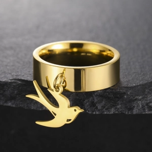 Anillo ancho de acero inoxidable dorado estilo vintage con un colgante de pájaro golondrina
