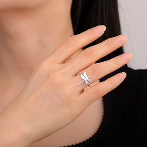 Anillo de libélula en acero inoxidable pulido en la mano para un estilo de joyería de verano