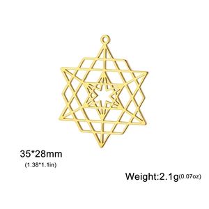 Détail macro du pendentif étoile en or 18 carats montrant les dimensions 35x28mm et 2,1g
