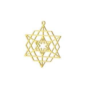 Détail d'un pendentif en acier titane plaqué or 18 carats avec étoile hexagonale évidée