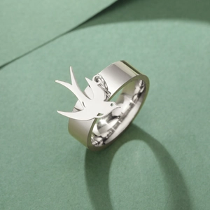 Anillo vintage francés de acero inoxidable con colgante de golondrina plateada