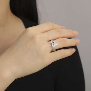 Anillo vintage francés de acero inoxidable con diseño de golondrina en una modelo