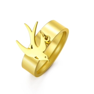 Anillo de acero inoxidable dorado pulido con un colgante de golondrina para mujer