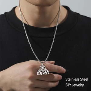 Collier en acier inoxydable avec pendentif trinité céleste aux motifs lune et étoiles