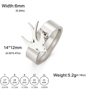 Detalle de anillo de acero de 6mm con colgante de golondrina y tabla de tallas técnica