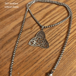 Vue détaillée du pendentif Triquetra celtique argenté avec gravures de lune et soleil