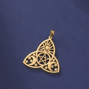 Pendentif noeud celtique doré avec motifs soleil lune et étoiles sur fond bleu