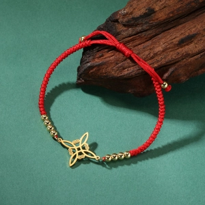 Bracciale in corda rossa intrecciata con ciondoli in acciaio placcato oro 18 carati
