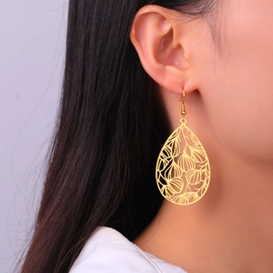 Boucles d'oreilles rétro ajourées en forme de goutte portées par un mannequin
