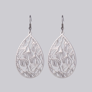 Détail de boucles d'oreilles goutte ajourées avec motif de feuille et crochet poisson