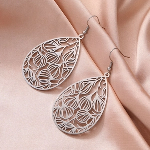 Boucles d'oreilles vintage ajourées en acier inoxydable argenté sur fond de soie satinée