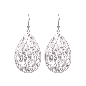 Vue détaillée de boucles d'oreilles vintage en argent en forme de goutte et feuille évidée