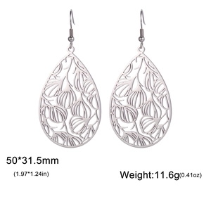Détails de boucles d'oreilles argentées en forme de goutte montrant les dimensions