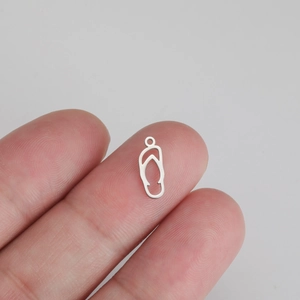 Detailansicht der Mini-Flip-Flop-Anhänger aus Edelstahl für DIY-Schmuckherstellung