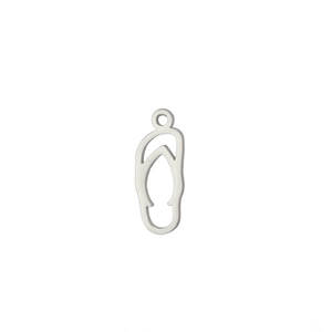 Makro-Detail von silbernem Edelstahl Mini-Flip-Flop-Anhänger mit hohlem Design und Glanz