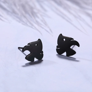 Nahaufnahme matter schwarzer Ohrstecker in abstrakter Vogelform aus hochwertigem Edelstahl