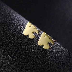 Minimalistische goldene Edelstahl-Fischohrringe mit mattem Finish auf schwarzem Grund