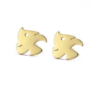 Detaillierte Ansicht polierter goldener Vogel-Ohrstecker in modernem, minimalistischem Design