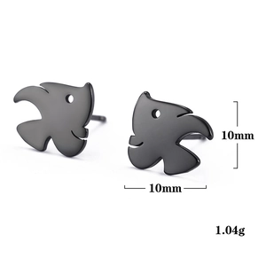 Nahaufnahme mattschwarzer Fisch-Ohrstecker mit Maßen von 10 mm und 1,04 g Gewicht
