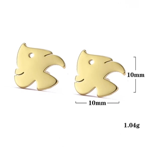 Detailansicht der 10mm goldenen abstrakten Fisch-Ohrstecker mit Laser-Hohlraum-Design