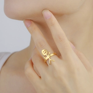 Anello regolabile con omino stilizzato sorridente in acciaio inossidabile dorato