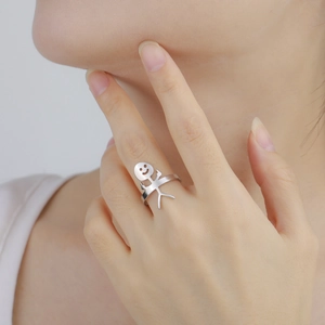 Anello aperto divertente in acciaio inossidabile lucido con omino che fa il medio