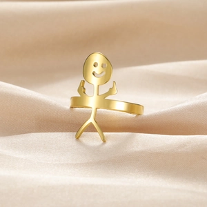 Anello regolabile in acciaio dorato con buffo omino stilizzato che mostra il dito medio