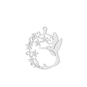 Vue macro d'un pendentif couronne florale colibri en argent avec des détails raffinés